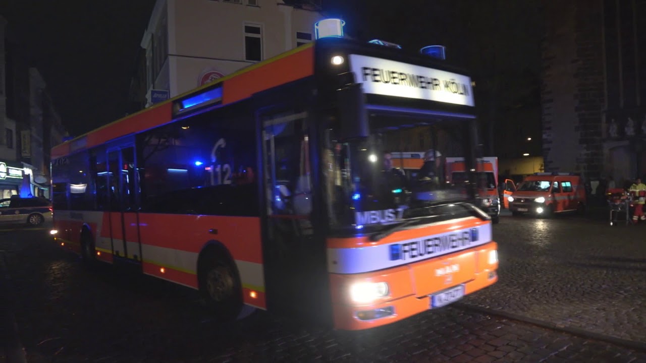 Einsatzfahrten der Feuerwehr zum Großbrand in Köln Altstadt-Süd