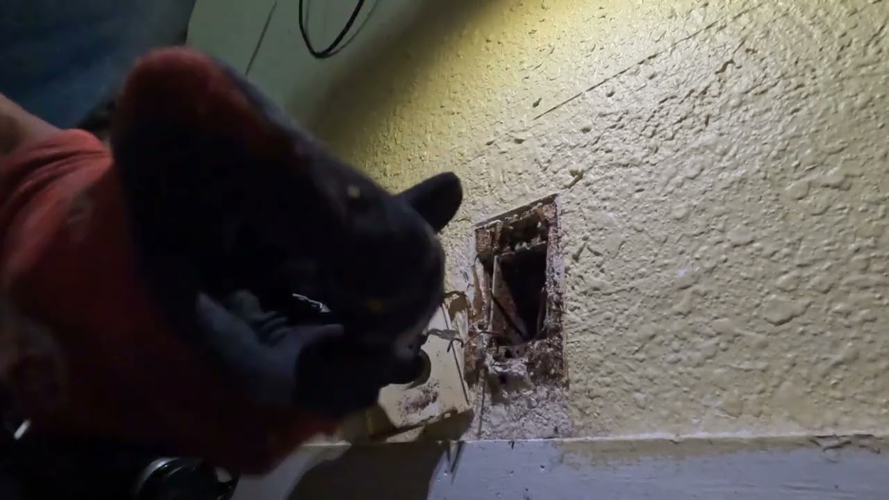 How to Replace a  Burned Outlet Safely