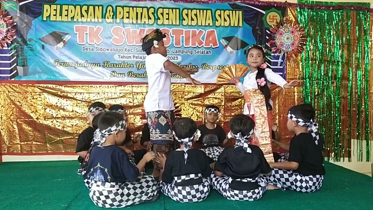 Bikin heboh. Penampilan tari Kecak, oleh anak-anak TK SWASTIKA tahun ajaran 2022-2023.