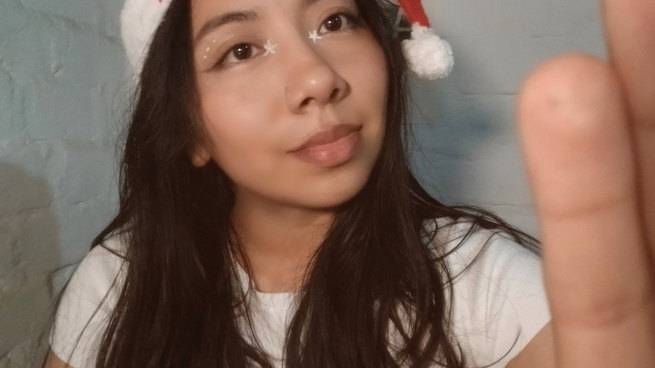ASMR 🎄 Elfa te relaja con mouth sounds y movimiento de manos