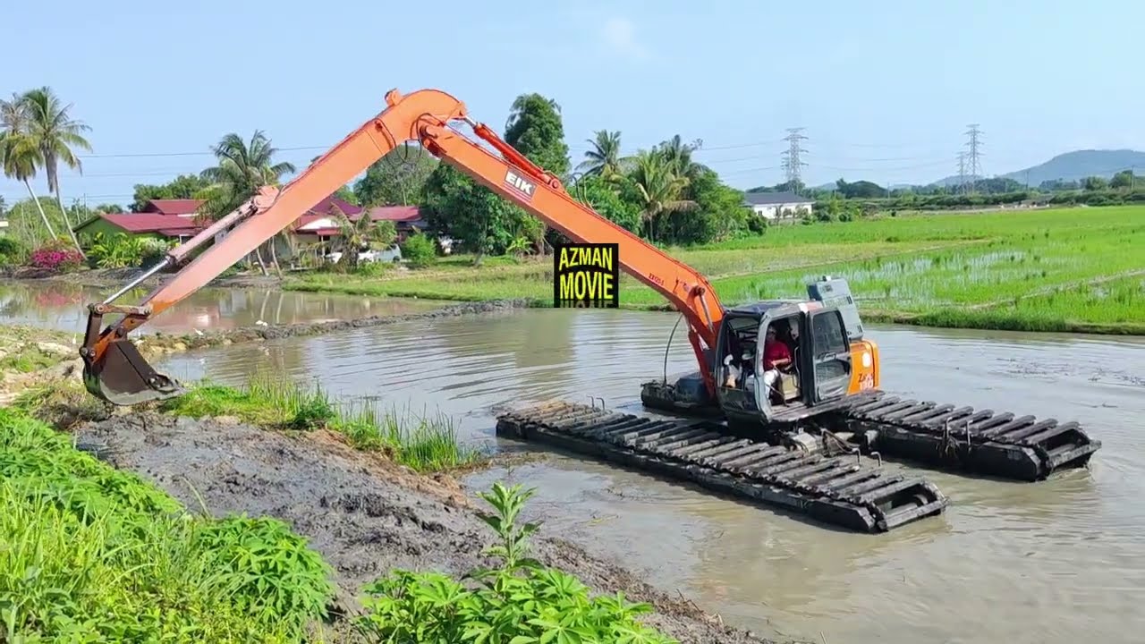 AMFIBIA EXCAVATOR HITACHI ZAXIS 130 DIGGING A MUD SOIL IN THE RIVER