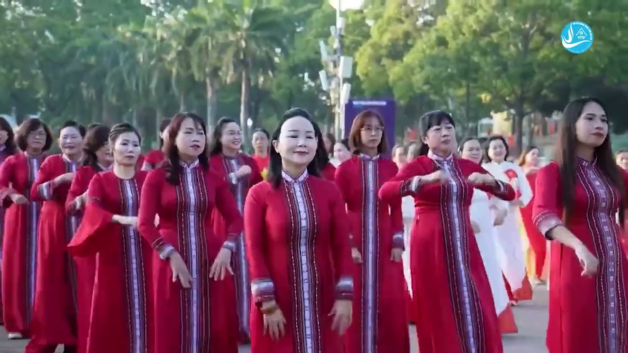 ĐỒNG DIỄN ÁO DÀI CỦA HỘI NỮ DOANH NHÂN TỈNH ĐẮK LẮK CHÀO MỪNG 8/3/2026