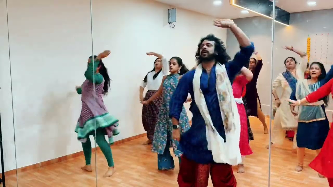 Pune Students practicing GHOOMAR with Devesh Mirchandani for PARAMPARA 2023