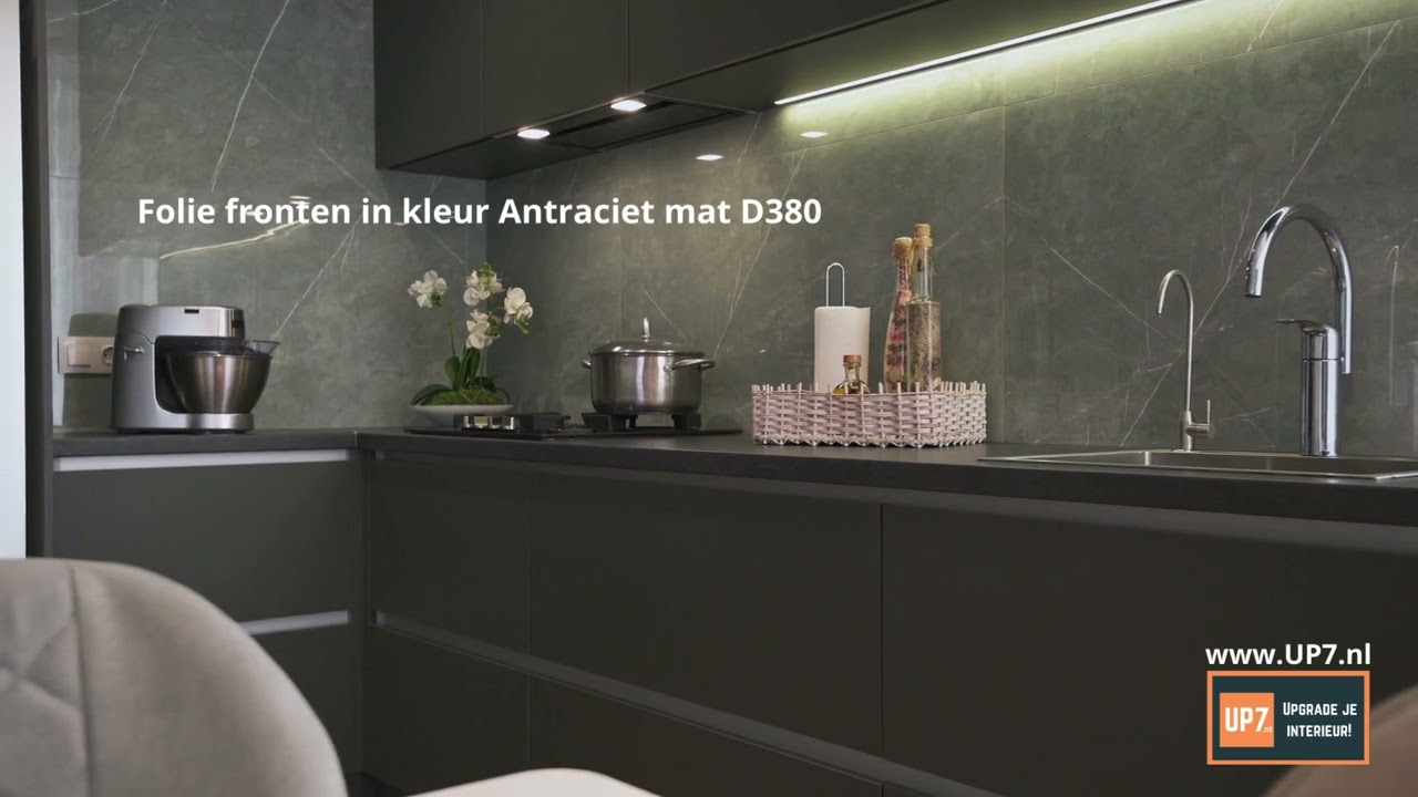 Ikea keukenfronten op maat in de kleur antraciet. Greeploos uitgevoerd. Maatwerk fronten van up7.