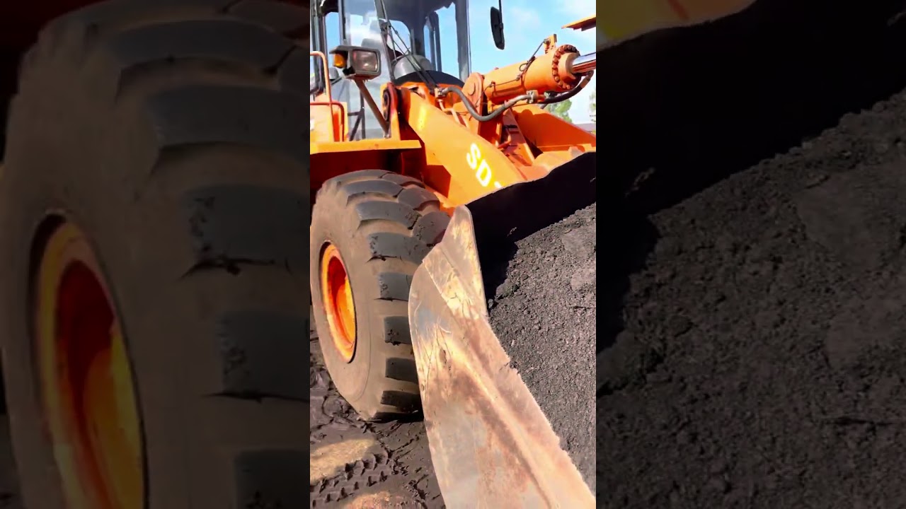 Сегодня 6 сентября и я на производстве Лама Торф, на складе сырья смотрим на разный торф.