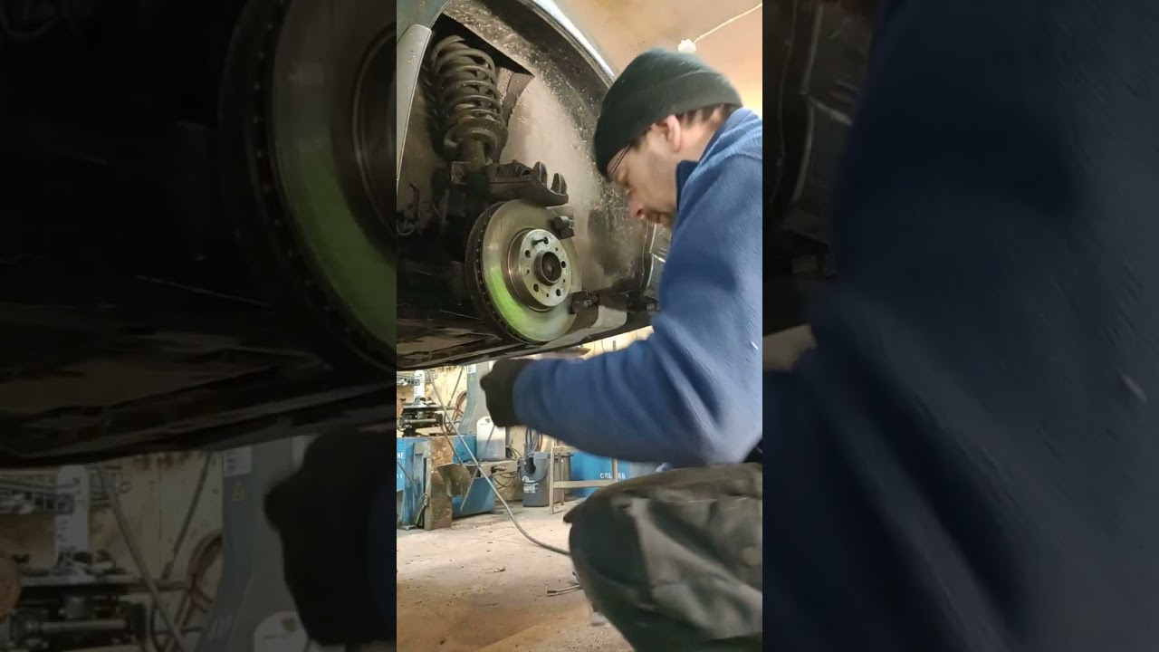 Volvo etujarrun männän herkistys - Volvo front brake piston loosening