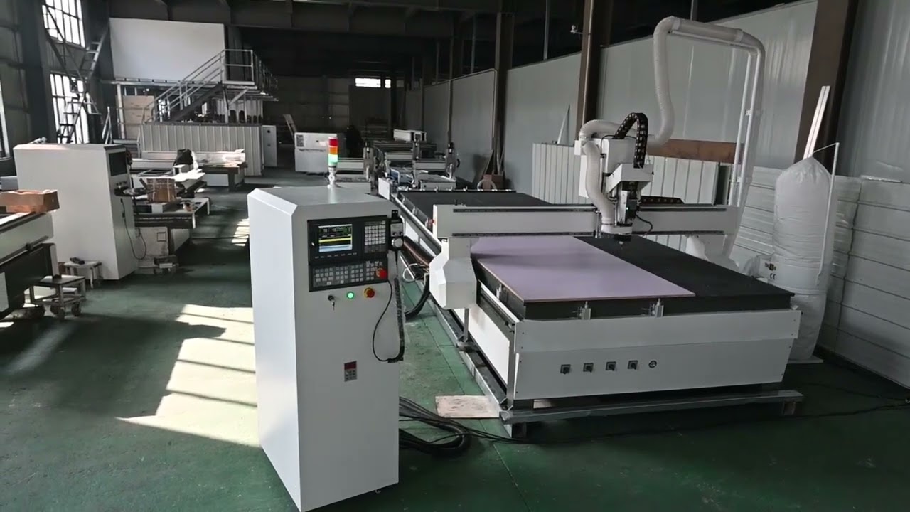 Machine CNC 3 Axes disposer un changeur d'outils de découpe automatisé 