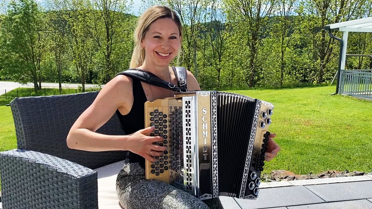 Claudia Hinker spielt 