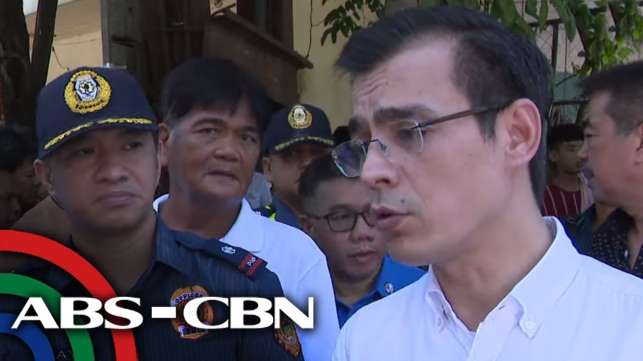Banyo sa Bonifacio: Isko nakaapak ng t*e malapit sa city hall; station commander sinibak | TV Patrol