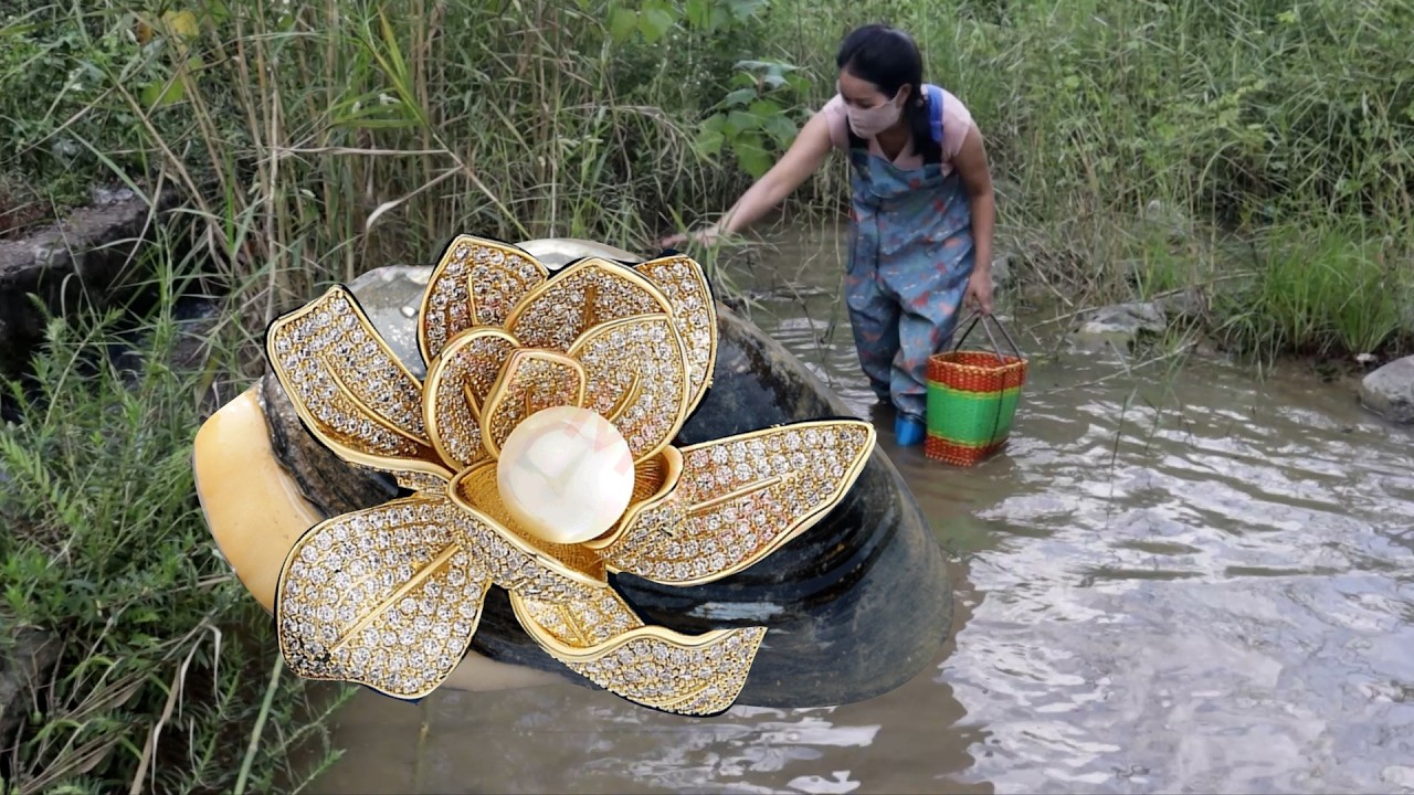 Uncover the mystery of pearls and shells. The girl discovered a clam set with charming pearls