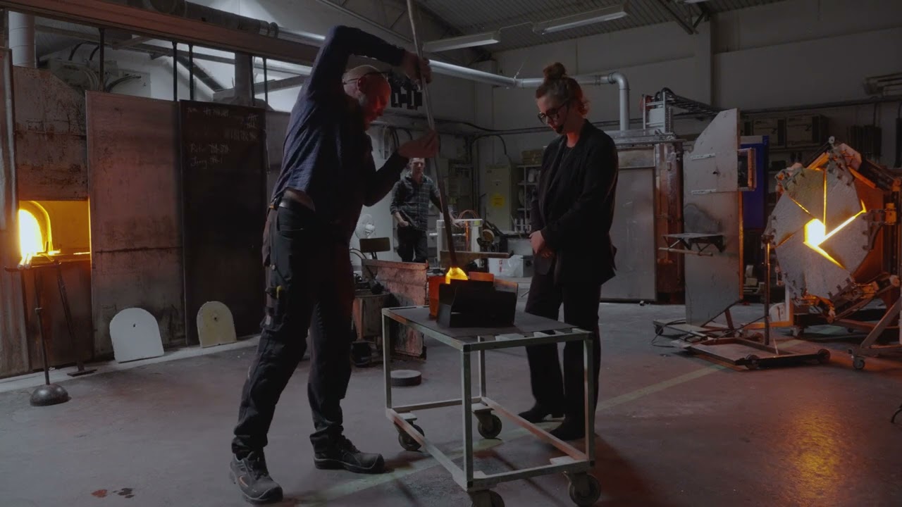Hanna Hellquist visits Målerås Glasbruk