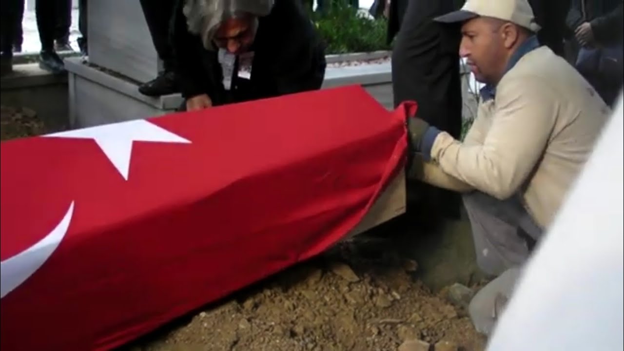 HINCAL ULUÇ'UN DEFİN TÖRENİ ( TELİF HAKKI İÇERİR YAYINLANAMAZ )