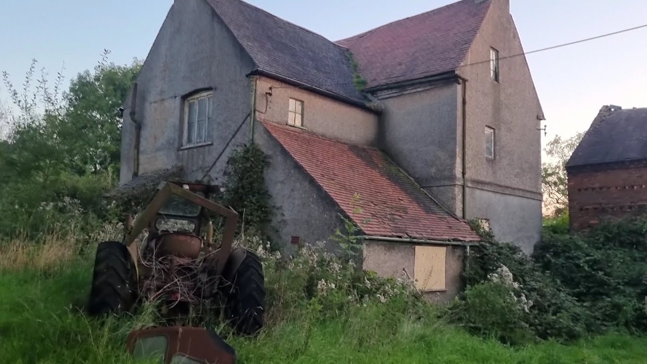 AMAZING ABANDONED AND CREEPY 1695 FARMHOUSE...EVERYTHING LEFT INSIDE!!!