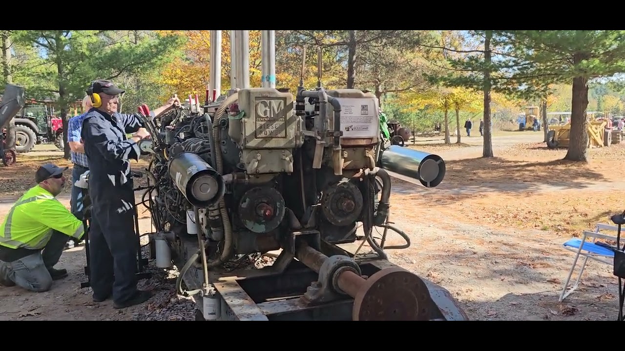 1959 2stroke Detroit diesel 24 cylinder!!! Start-Up (4-6 cylinder linked on common gearbox)