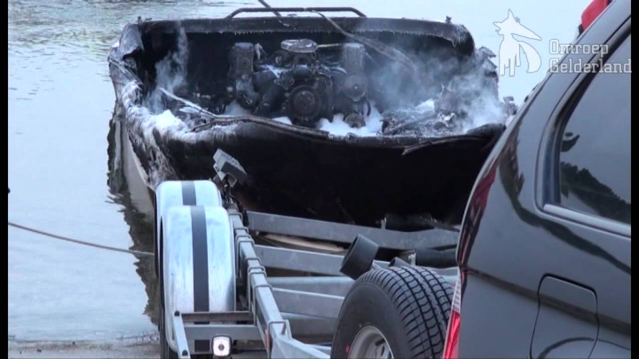 Speedboot in brand bij Lathum