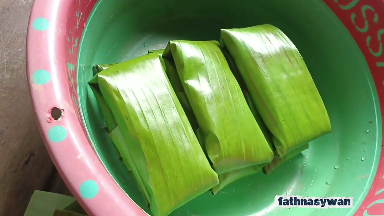 Membuat pais/lemet gumbili/singkong dengan gula habang/merah (camilan orang banjar/kalsel).