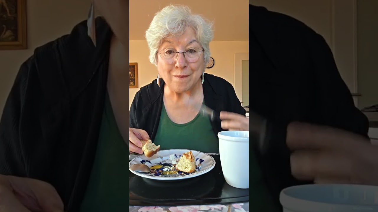 صبحانه مختصر امروز من با شما 💕 شیر بز با کیک و شیرینی و پرتقال 🍊🫚☕️🫖🥛