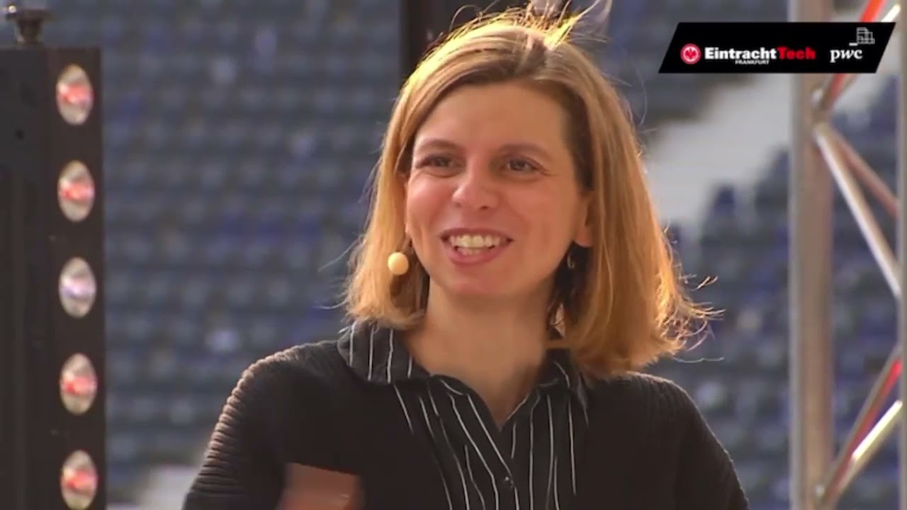 Eventmoderatorin Christiane Stein Digital Konferenz Eintracht Digital in Frankfurt DeutscheBankPark