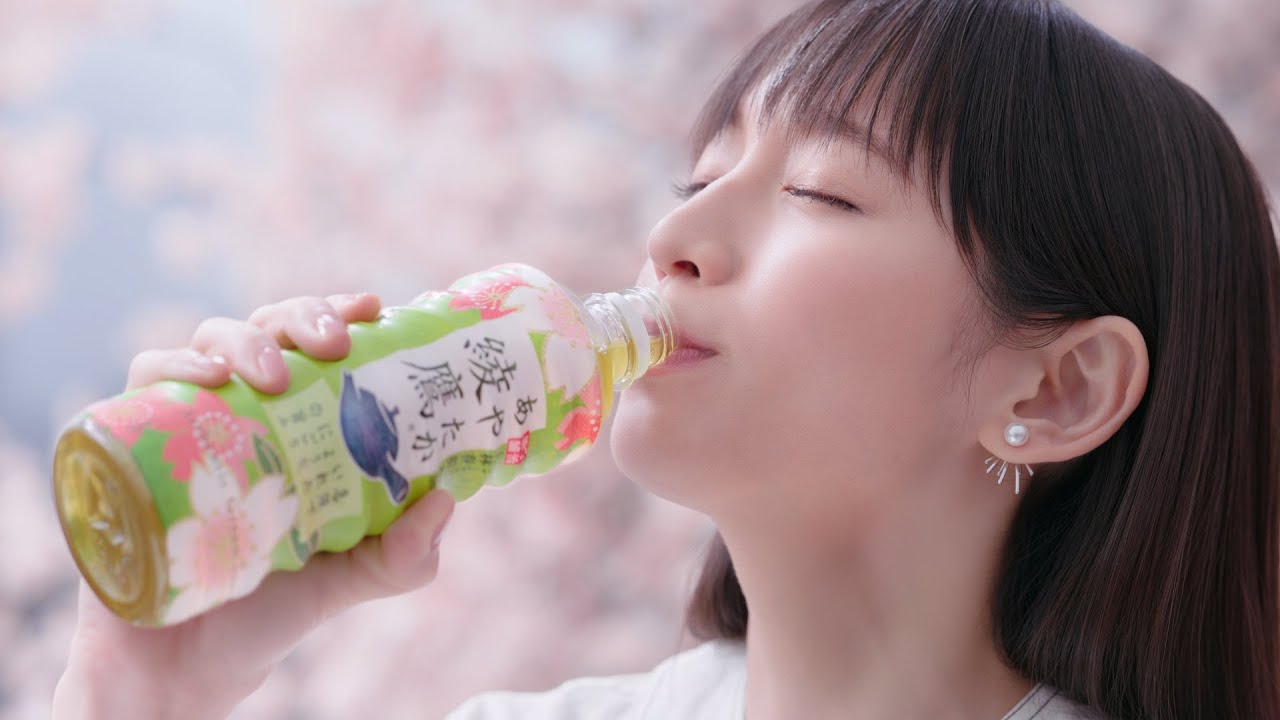 吉岡里帆、満開の桜の中で一足早いお花見「桜が開くと嬉しくなる」　綾鷹新TVCM『桜ひらく、おいしさひらく』篇『春は抹茶』篇
