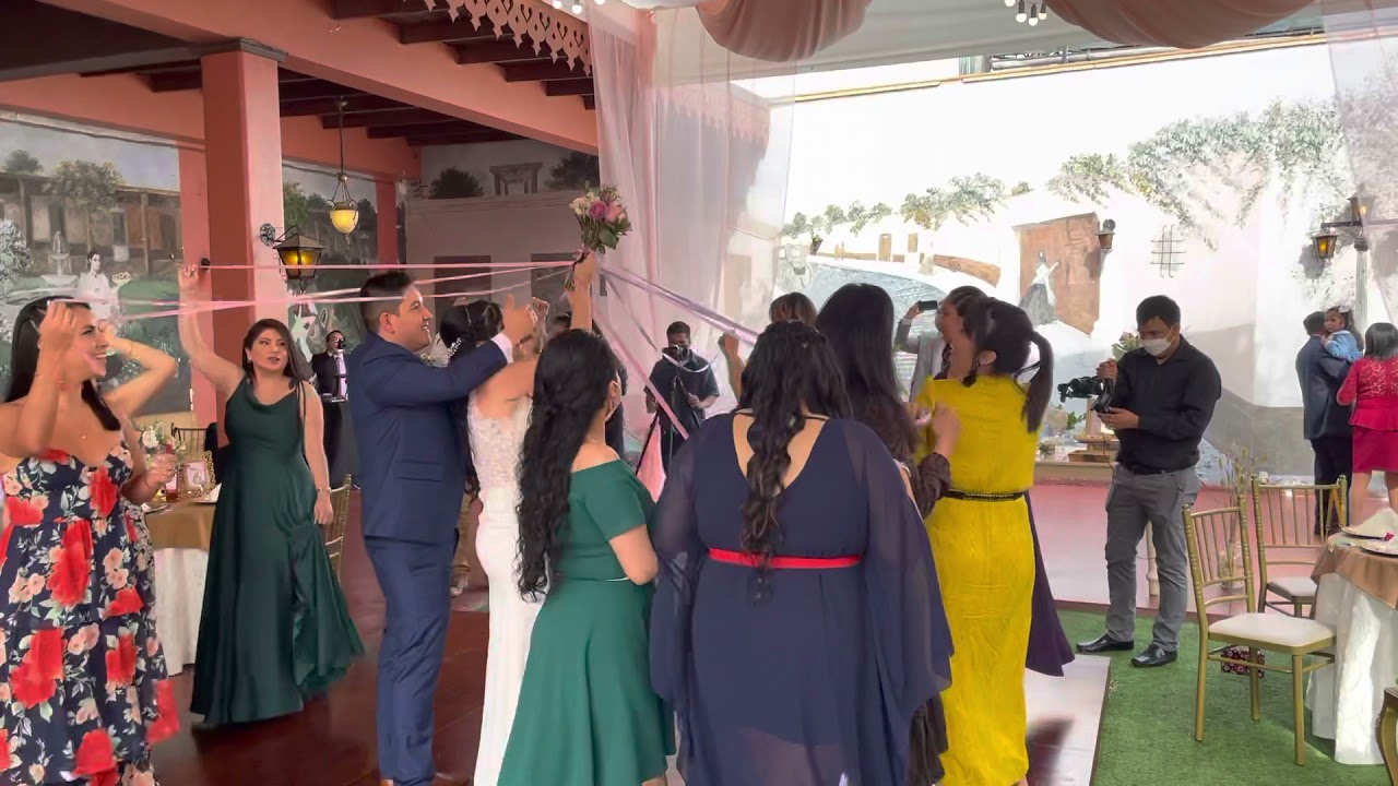 Cómo lanzar el Bouquet de la Novia de manera divertida