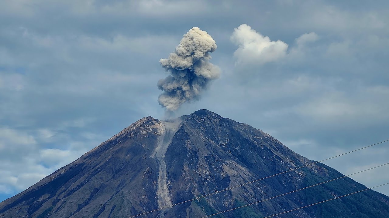 ERUPSI LETUSAN GUNUNG SEMERU HARI INI 3 Januari 2026