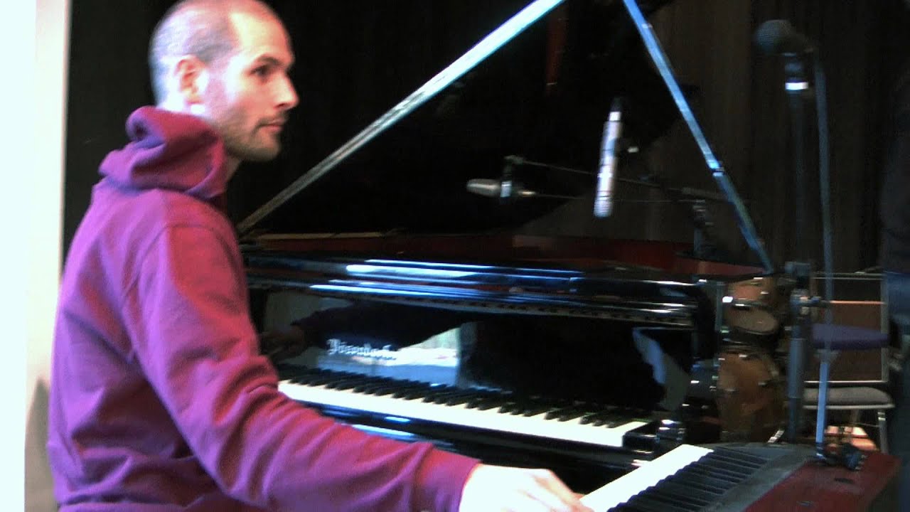 No Harvest Band / Niko Bonstedt jams on piano & keyboard before the gig in Austria 2012