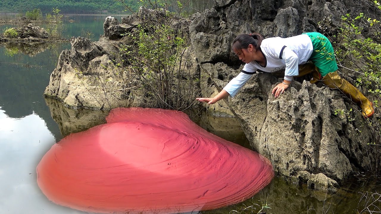 Knowing that there are beautiful pearls in the pink clam, the beautiful woman pounced directly on it