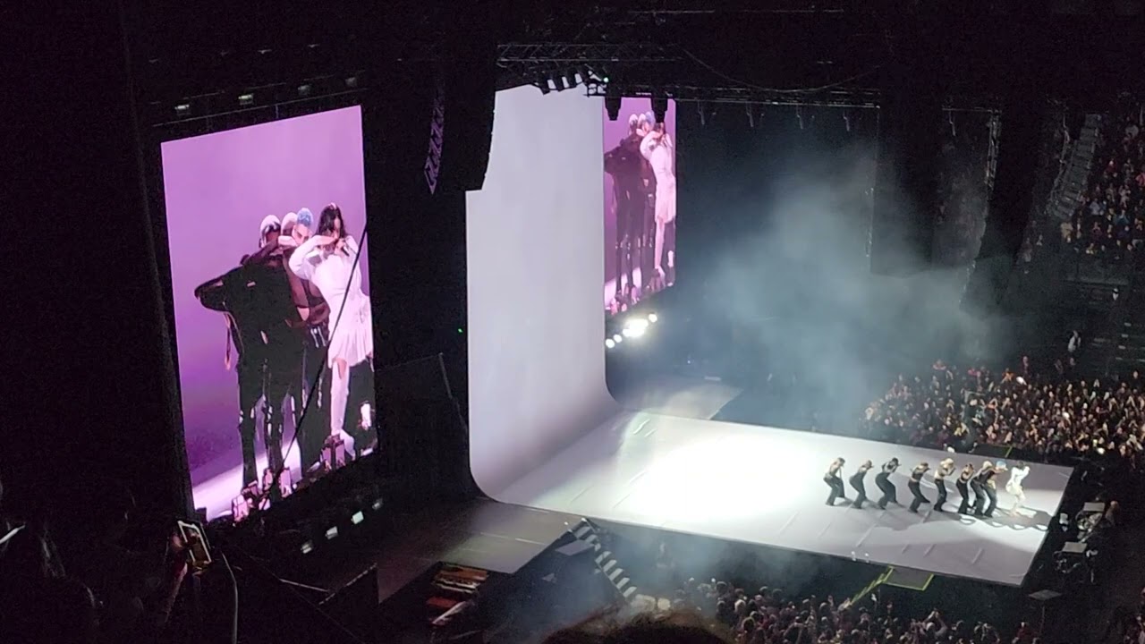 Rosalia live Paris Accor Arena- La combi versace