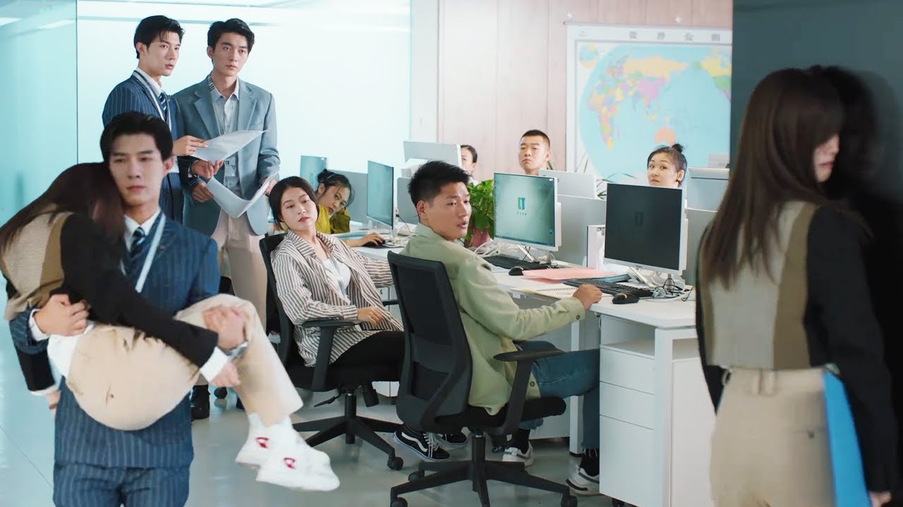 🌈灰姑娘走路只顧看霸總結果撞到牆，霸總寵溺抱她去辦公室！【中國電視劇 Chinese drama】