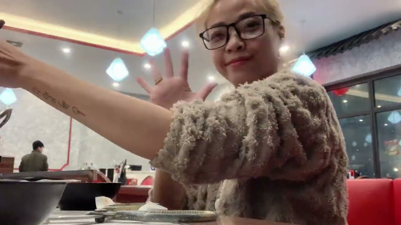12. Đi ăn lẩu BUFFET hải sản ngày gió mùa Đông Bắc