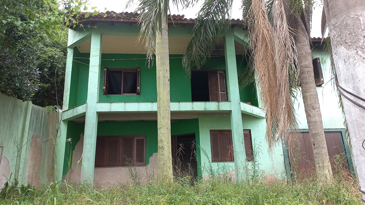 um grande sobrado e uma casa nos fundos abandonados por volta de um ano