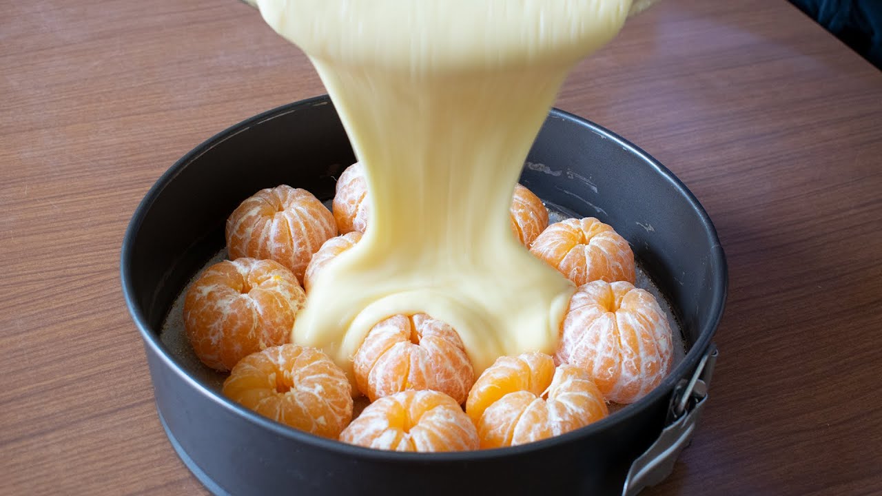 Turnam aluatul peste cateva mandarine si cea mai pufoasa prajitura cu mandarine este gata