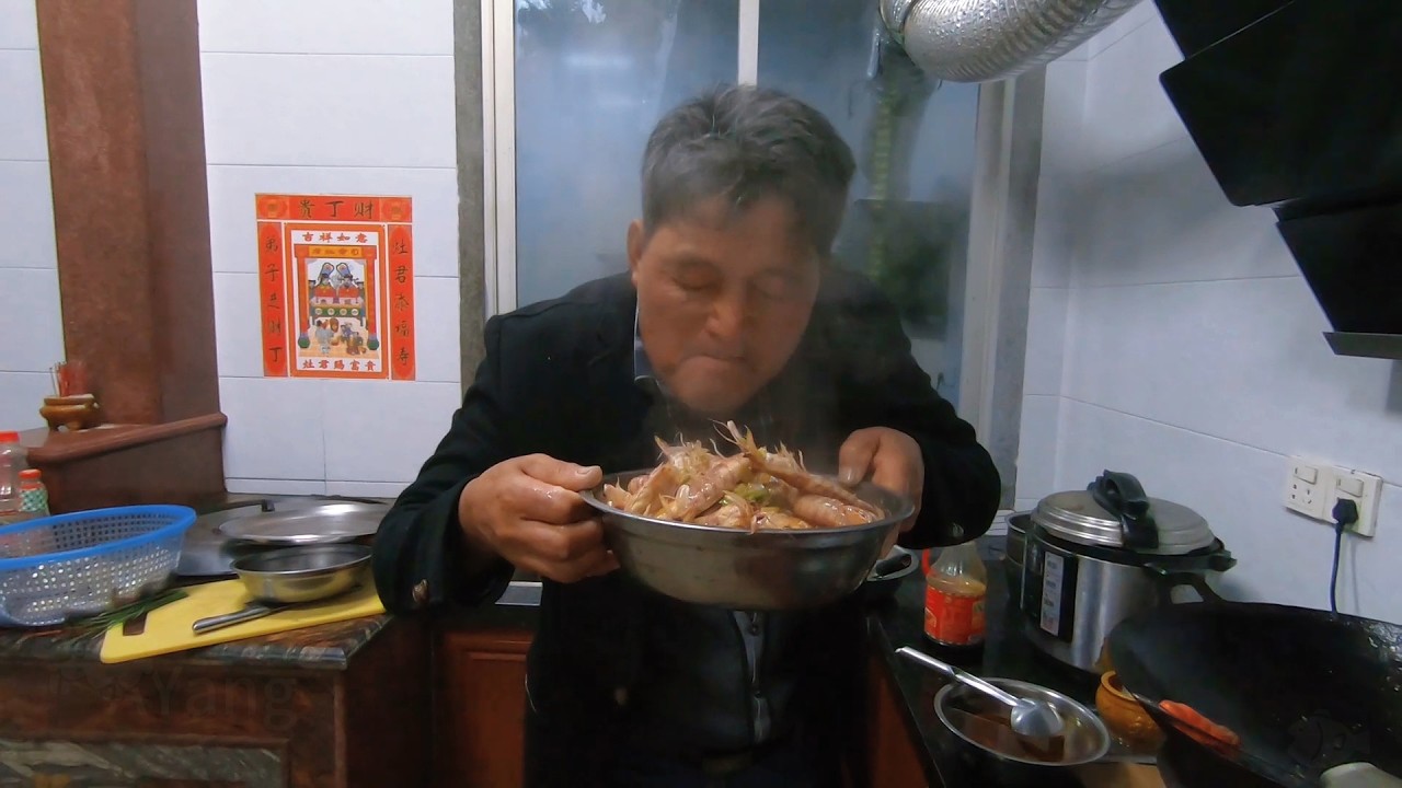 阿阳夫妻顶着暴雨放虾网，卖剩的拿回家犒劳自己，新鲜的就是香