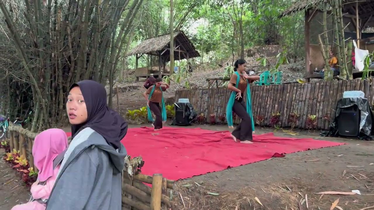 adik tya lagi jalan2 ke pasar brantas