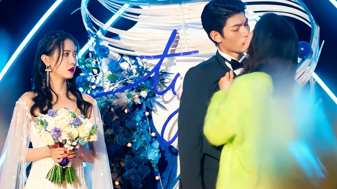 订婚礼上公然抢婚，当着新娘的面激吻新郎，新郎竟抛下新娘私奔