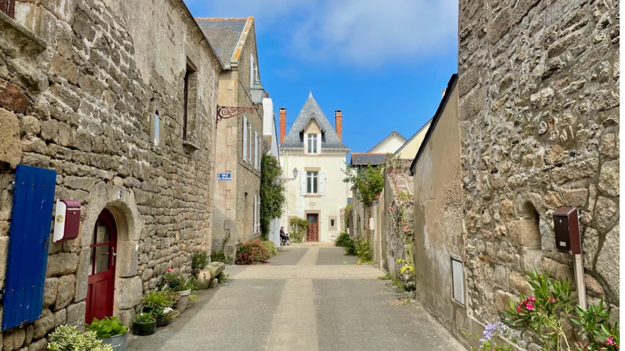 Summer in French coastal town 🇫🇷 Loire | Walking tour (4K)