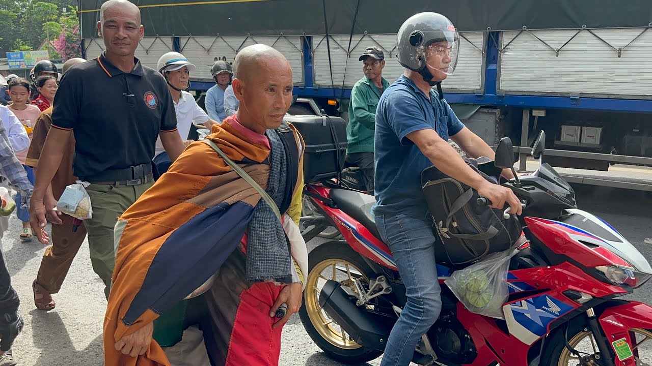 3143 | Thầy Thích Minh Tuệ ở Quảng Trị được đông đảo bà con đứng hai bên đường chào đón