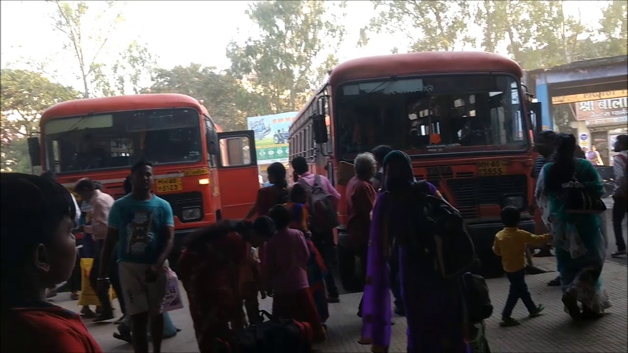Akola Bus Stand: Passengers are crazy on ST Bus when she arrived on Platform
