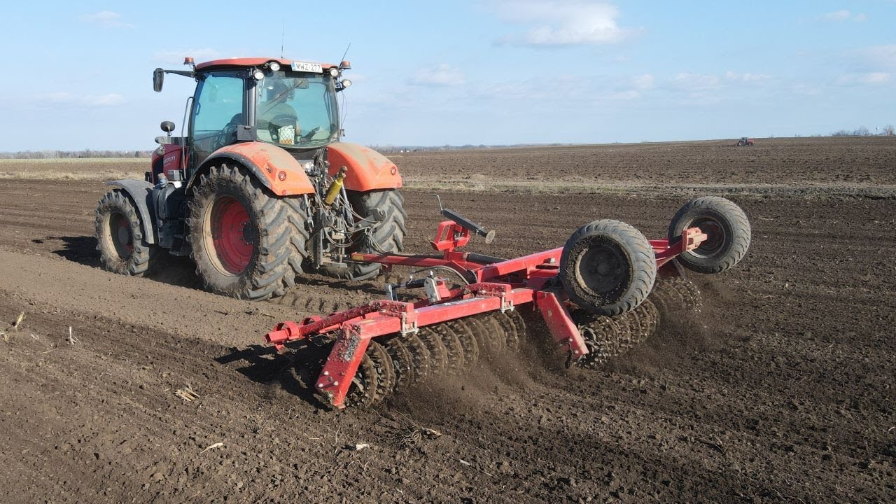 Megindultak a traktorok a földeken - Dány határában már zajlik a szántáselmunkálás