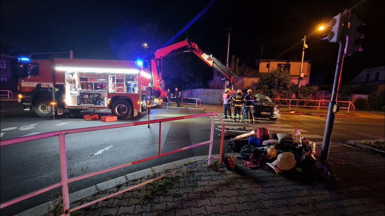 Hasiči zásah - HZS obrací převrácené auto na střechu zpět na kola