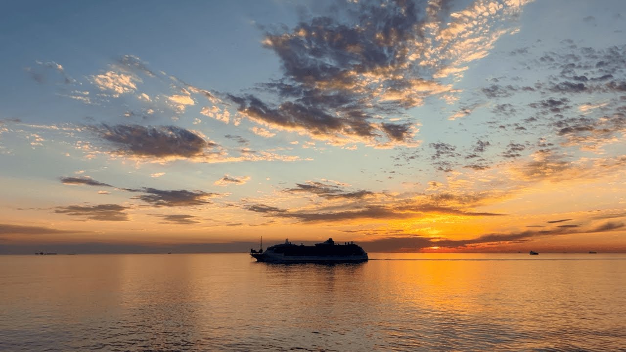 Navio ao por do sol