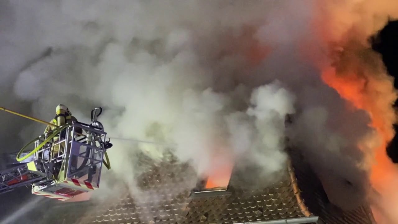 Mehrfamilienwohnhaus in Flammen