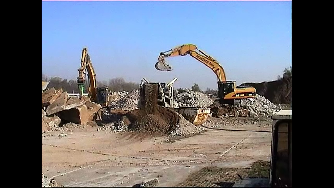 KA - Forchheim , EDTK .  Abbruch Flugplatzgebäude .  Neubau Messe KA . - 2003