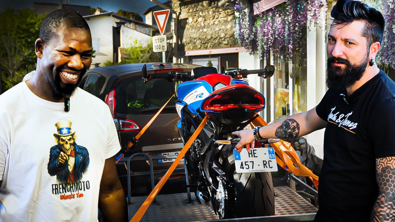 Remise des clés à Yann de la MV Agusta Dragster RR America