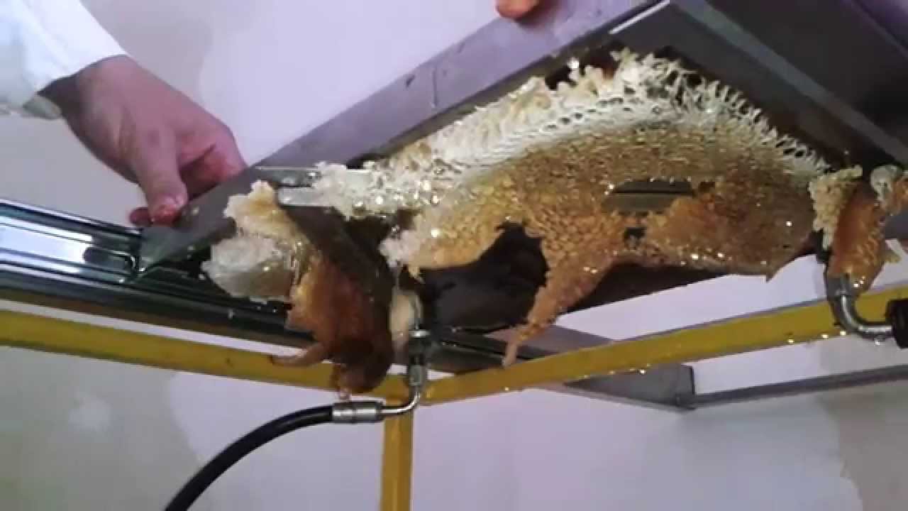Uncapping honey frames with heated knife