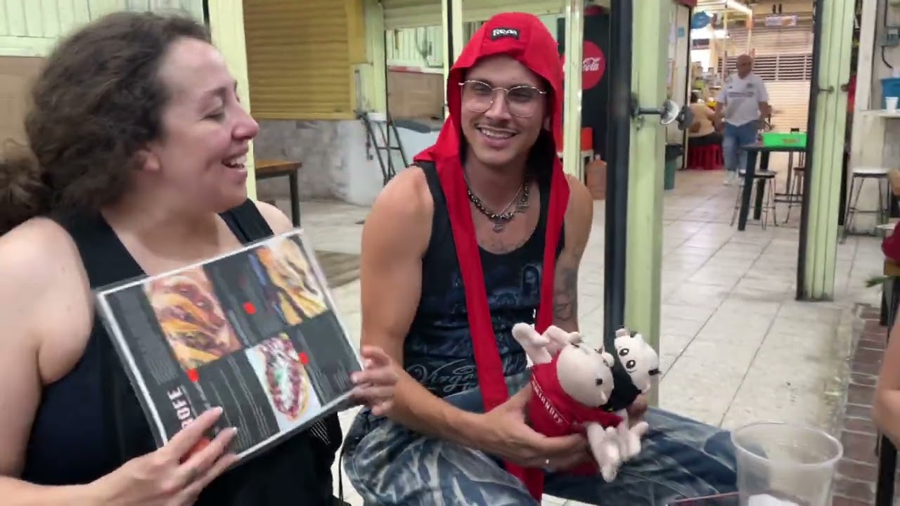 Paco amoroso y Ca7riel en mercado Jamaica CDMX