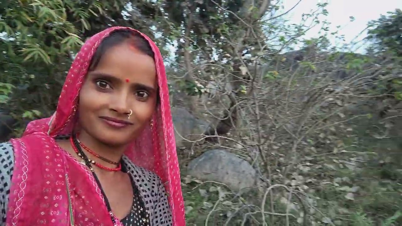 पहाड़ों पर घूमने#short #trending #youtubeshorts #viral #Roshni Jhansi 🪨⛰️🤔