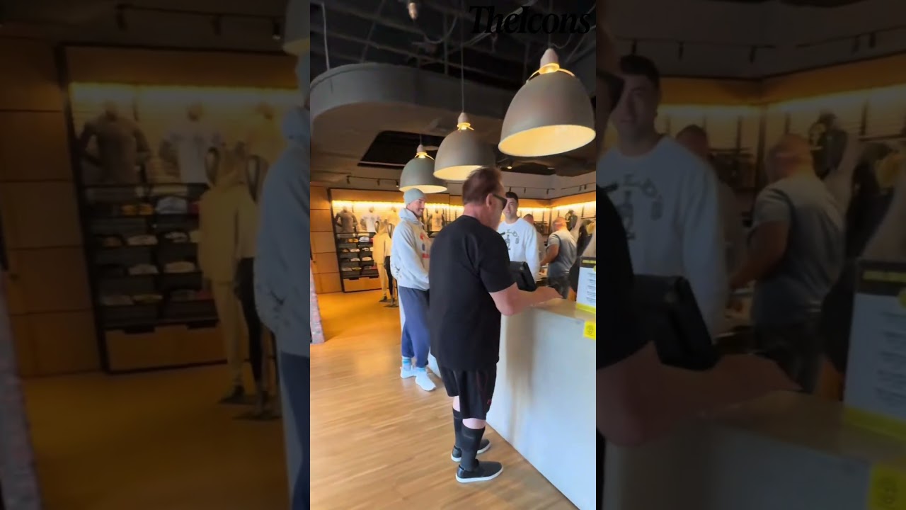 Arnold Schwarnegger Gets A Protein Shake At The Gym🧂#arnoldschwarzenegger