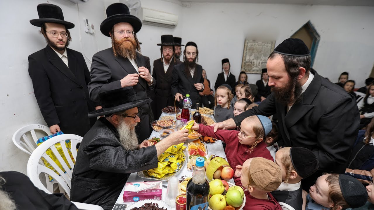 גאב''ד קארלסבורג במסיבת ט''ו בשבט בת''ת ריבניץ |  Gavad of Karlsburg at the Tu Bishvat Celebration