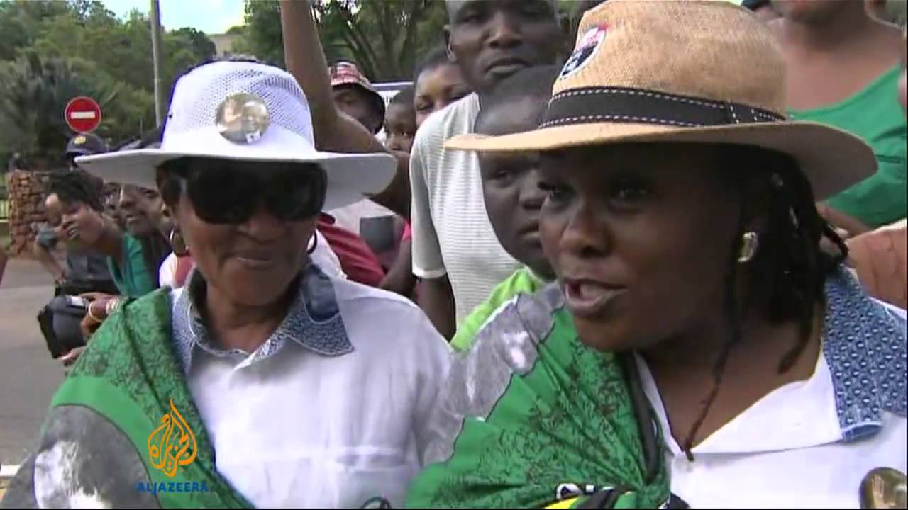 Thousands wait to view Mandela's body